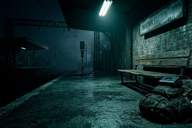 Andén vacío con luz fluorescente, un banco de madera y un walkman sobre una mochila, en una estación desconocida.