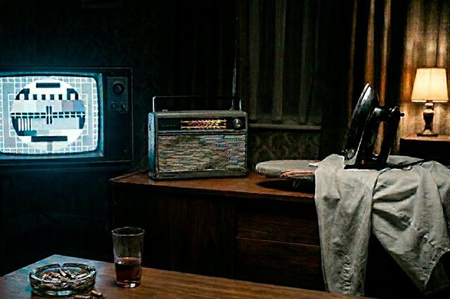 Salón de los años 80 con un televisor mostrando la carta de ajuste y una radio gris encendida sobre un aparador, iluminado por luz fría y cálida en contraste.